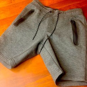 American Eagle men’s shorts size XS. Heather Gray. Mint condition.